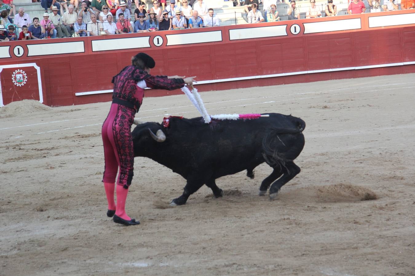 Tarde taurina en Arévalo de la infanta Elena y su hija Victoria Federica