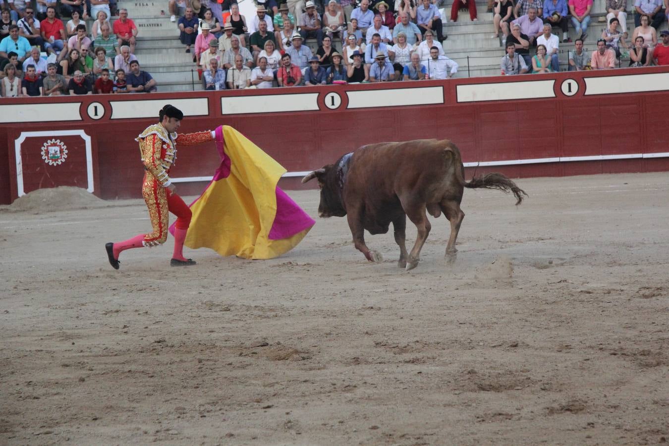 Tarde taurina en Arévalo de la infanta Elena y su hija Victoria Federica