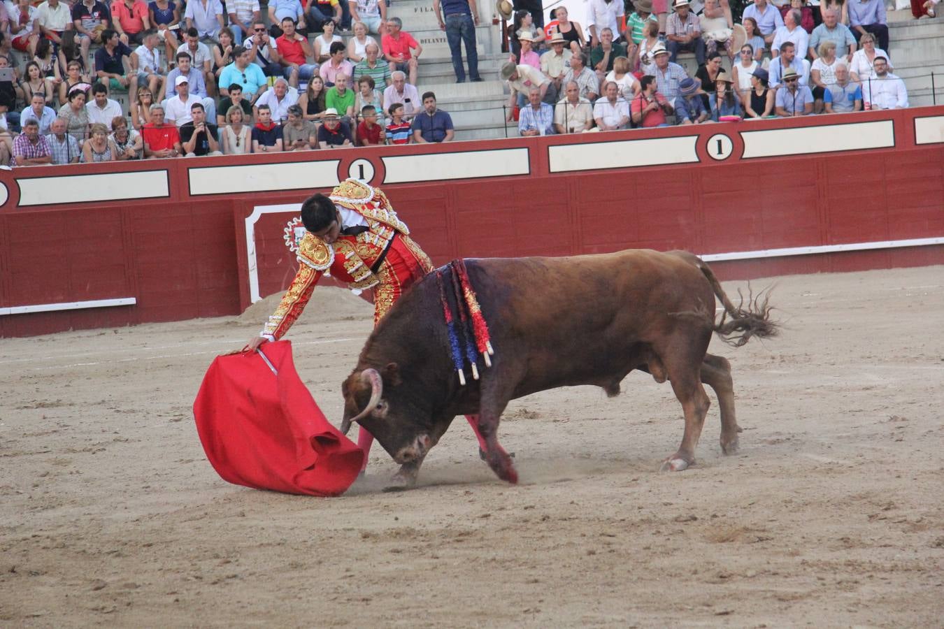 Tarde taurina en Arévalo de la infanta Elena y su hija Victoria Federica