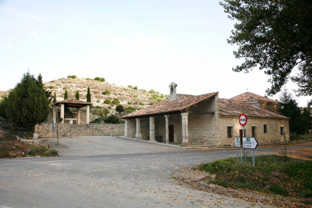 Antigüedad (Palencia). Un pueblo en el centro de la soledad, sobre el que se cierne la leyenda: unas cuatrocientas almas residentes en una aldea desde la que se extienden los campos de cereales y en cuyas afueras se levantaron hace ocho siglos dos ermitas, una de ellas la de Nuestra Señora de Garón, en la que según las gentes del lugar «ocurren cosas extrañas». Por las noches, se escuchan rumores y cantos entre sus paredes. Eso es lo que cuentan los que se han atrevido a dormir entre aquellas piedras. También se cuentan historias sobre luces que aparecen y desaparecen en la noche, que surgen sobre la cúpula del campanario, o sobre los prados que rodean el enclave. También hay una fuente mágica y no es extraño ver a gente forastera abrazada a los árboles para cargarse de esa energía única.