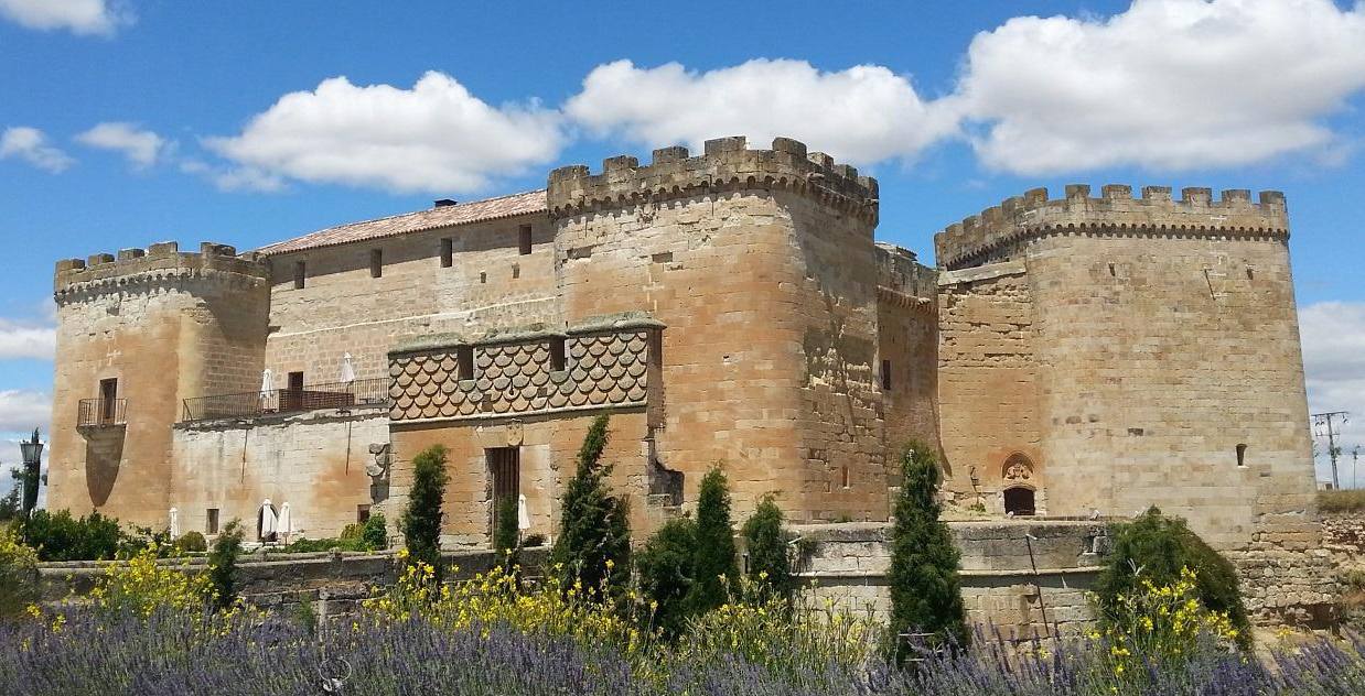 Castillo del Buen Amor en Topas (Salamanca). Llamadas telefónicas desde habitaciones vacías, ruidos extraños, respiraciones que hielan la sangre, golpes incesantes y un posible fantasma que vaga por las habitaciones…son sólo algunos de los fenómenos que se producen en el castillo, declarado Bien de Interés Cultural desde 1931, y ahora convertido en un exclusivo hotel.
