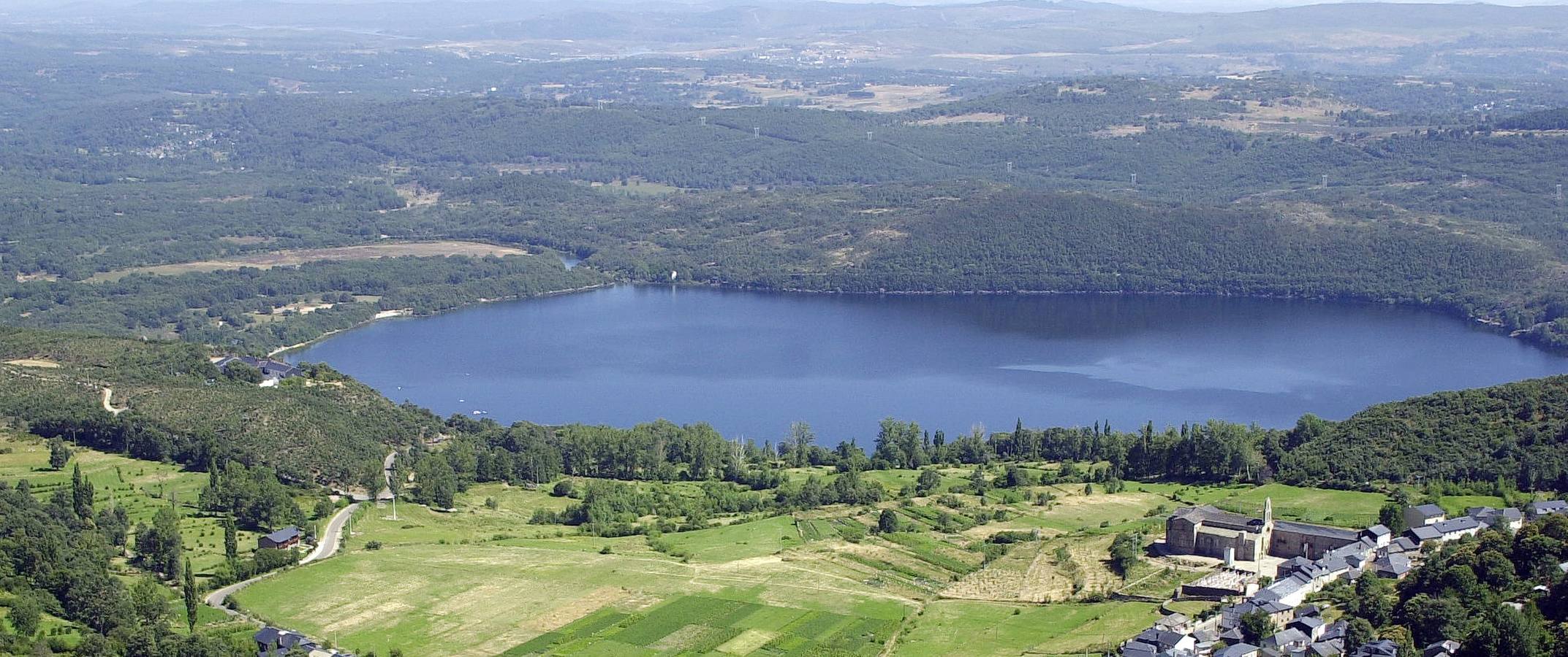 Lago de Sanabria (Zamora). Cuentan que un día llegó a la aldea de Villaverde de Lucerna un peregrino pidiendo limosna, y al que nadie le atendió, salvo unas mujeres que estaban cociendo pan en el horno. Éstas se apiadaron de él, y le dejaron entrar  para que pudiera guarecerse del intenso frío y saciar su hambre. El misterioso peregrino resultó ser Jesucristo, y anunció el castigo al pueblo ante su falta de caridad: inundaría la aldea, por lo que debían de huir de sus casas para refugiarse en el monte. Seguidamente el hombre clavó su bastón en el suelo y el  agua brotó a borbotones anegando el pueblo de Villaverde, salvándose de las aguas tan solo el horno, que conforma hoy en día la pequeña isla que hay en el Lago. Días más tarde los vecinos con la ayuda de una pareja de bueyes intentan sacar del fondo del lago las dos campanas de la iglesia, consiguieron sacar una pero la otra permanece en el fondo.El día de San Juan (24 de Junio), las personas que son caritativas y generosas, se dice que oyen el tañido de la campana que reposa en el fondo del lago.