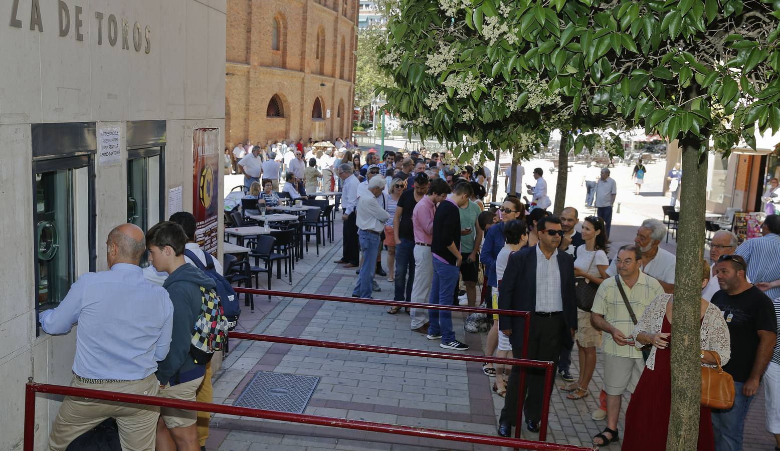 Aficionados hacen cola para los abonos de la feria de la Virgen de San Lorenzo