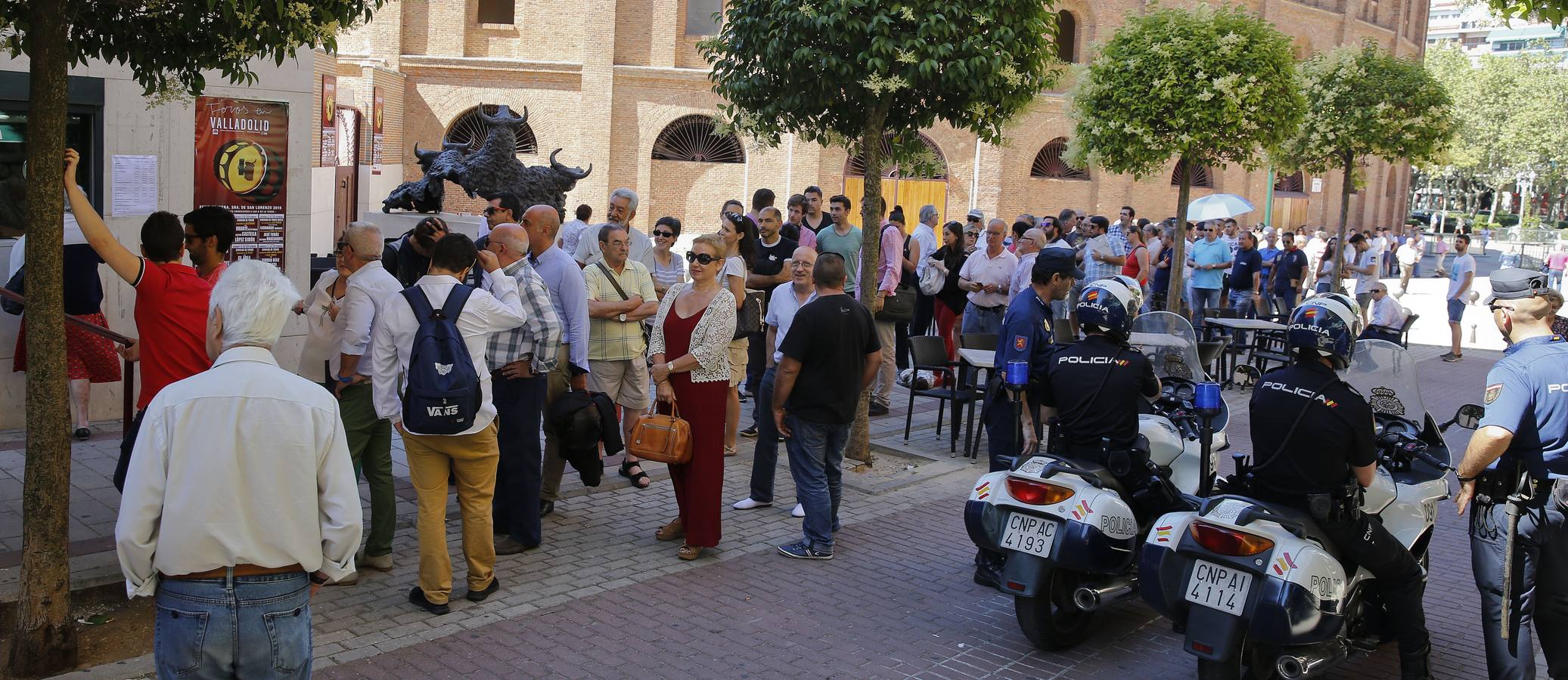 Aficionados hacen cola para los abonos de la feria de la Virgen de San Lorenzo