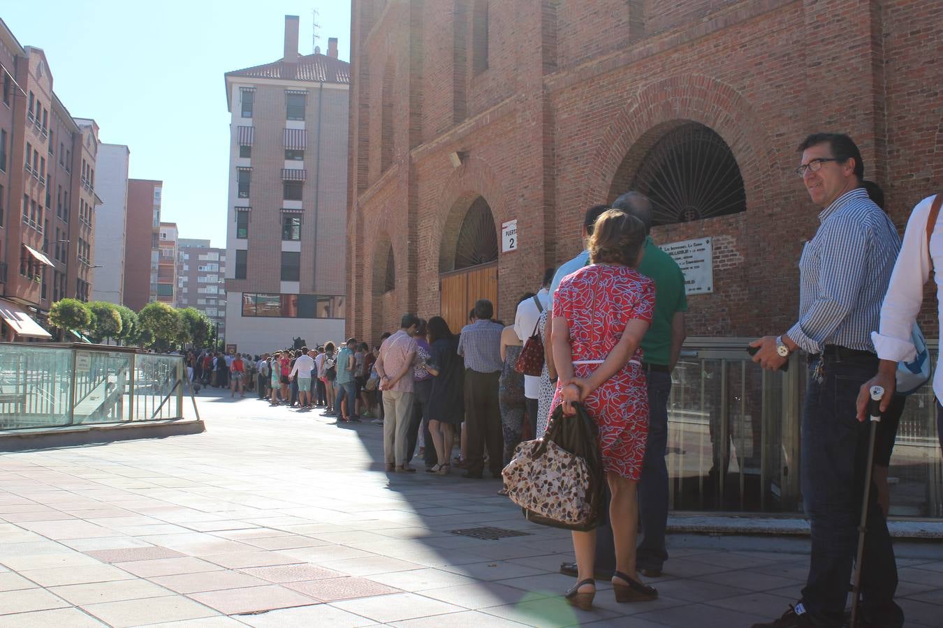 Aficionados hacen cola para los abonos de la feria de la Virgen de San Lorenzo