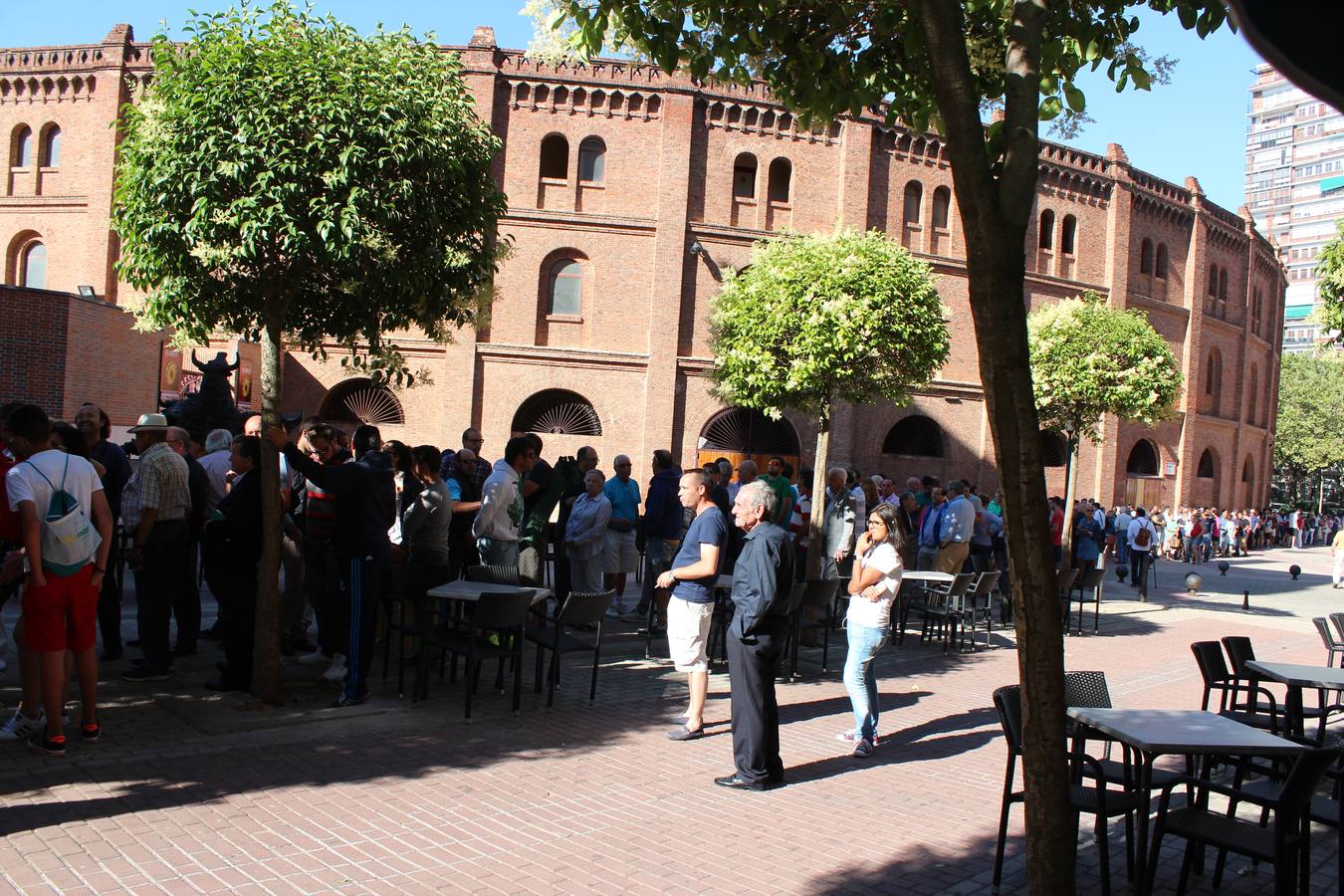 Aficionados hacen cola para los abonos de la feria de la Virgen de San Lorenzo