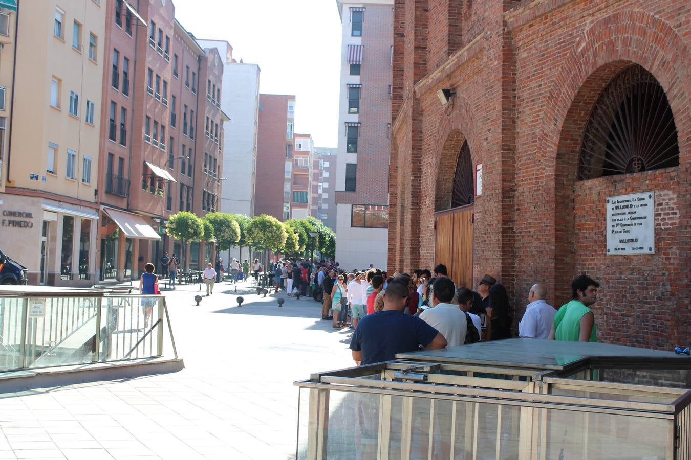 Aficionados hacen cola para los abonos de la feria de la Virgen de San Lorenzo