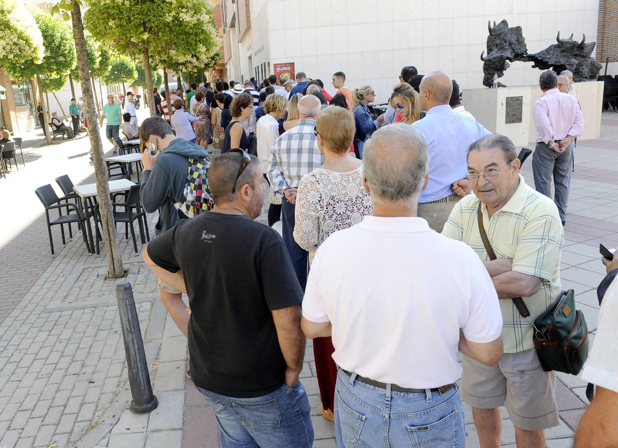 Aficionados hacen cola para los abonos de la feria de la Virgen de San Lorenzo