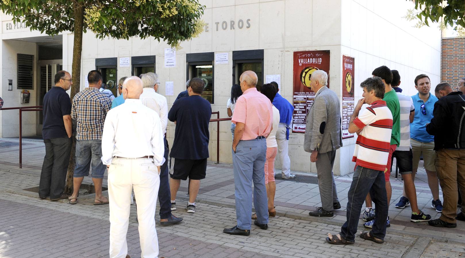 Aficionados hacen cola para los abonos de la feria de la Virgen de San Lorenzo