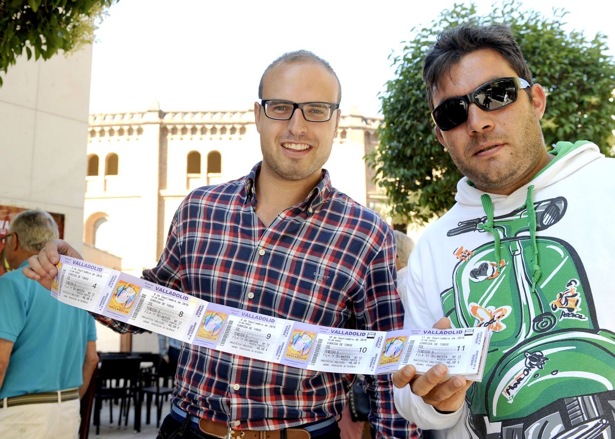 Aficionados hacen cola para los abonos de la feria de la Virgen de San Lorenzo