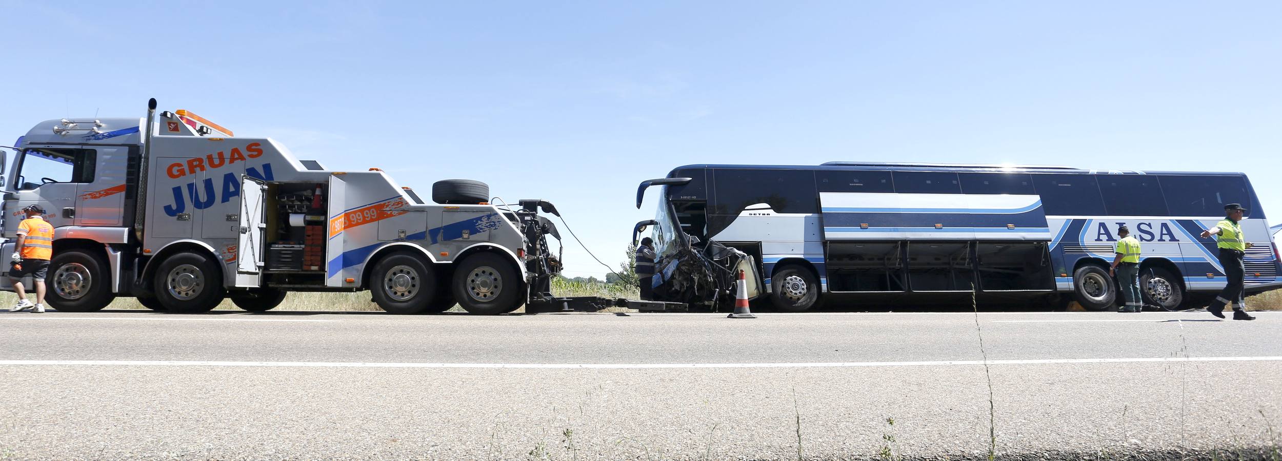 Fallece una persona en la colisión entre un turismo y un autobús en Hospital de Órbigo (León)