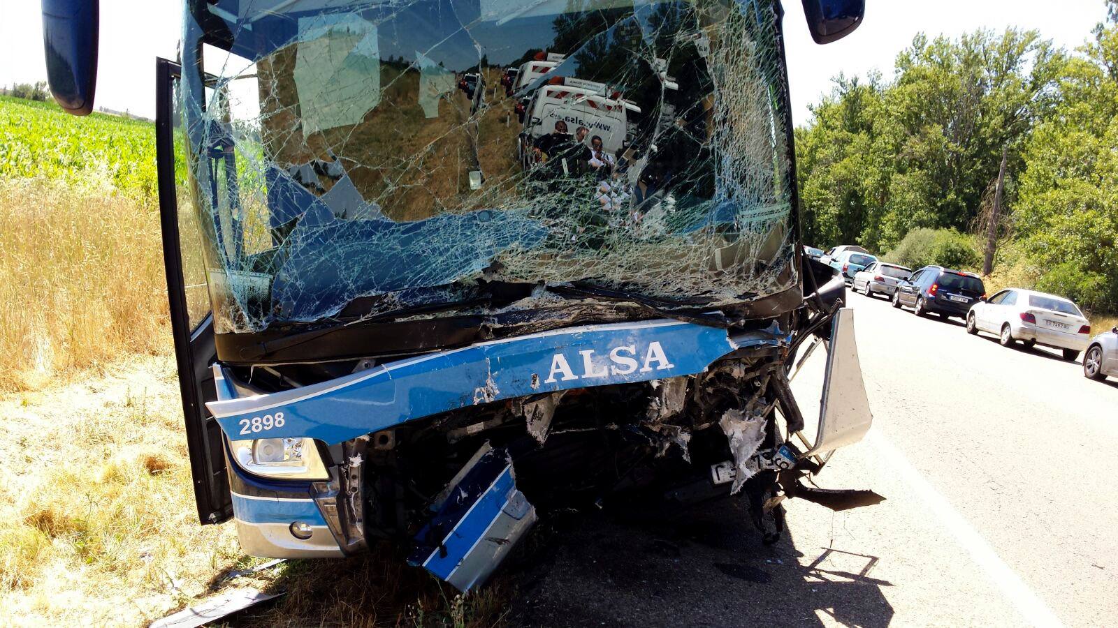 Fallece una persona en la colisión entre un turismo y un autobús en Hospital de Órbigo (León)