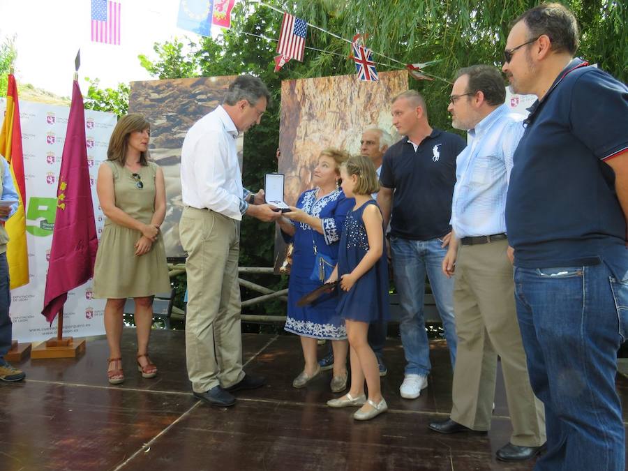 La Diputación de León rinde homenaje a los descubridores de las cuevas de Valporquero