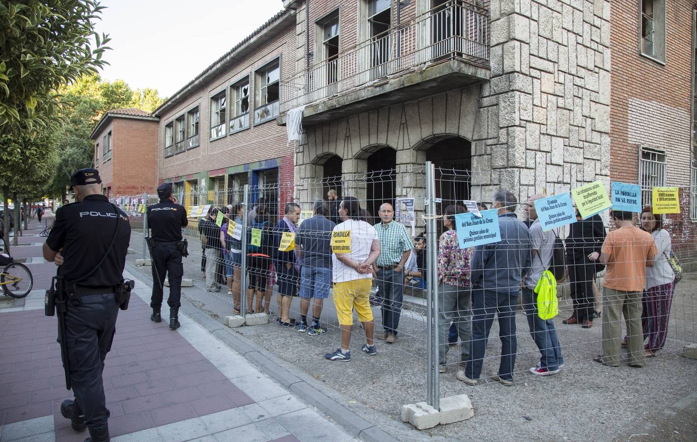 Vecinos de Rondilla hacen turnos en el colegio San Juan de la Cruz para impedir su derribo