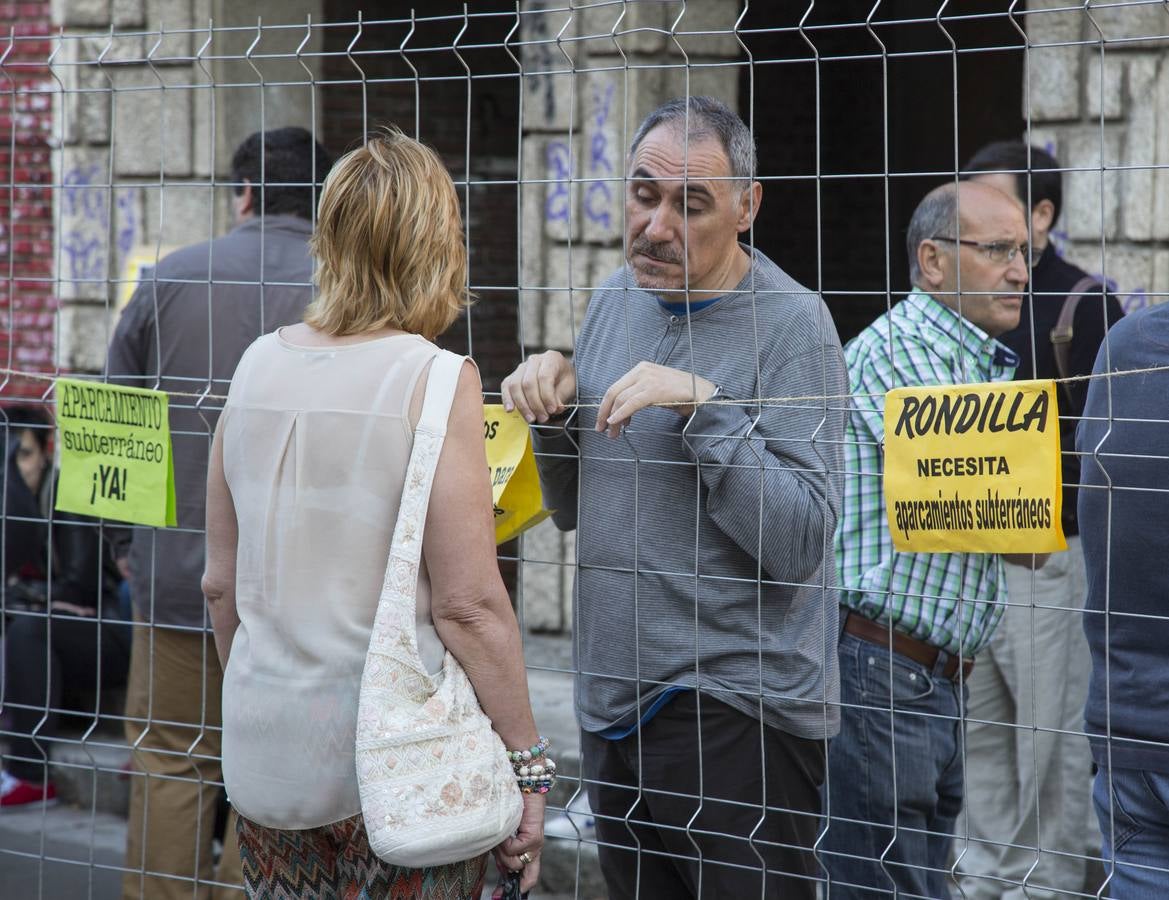Vecinos de Rondilla hacen turnos en el colegio San Juan de la Cruz para impedir su derribo