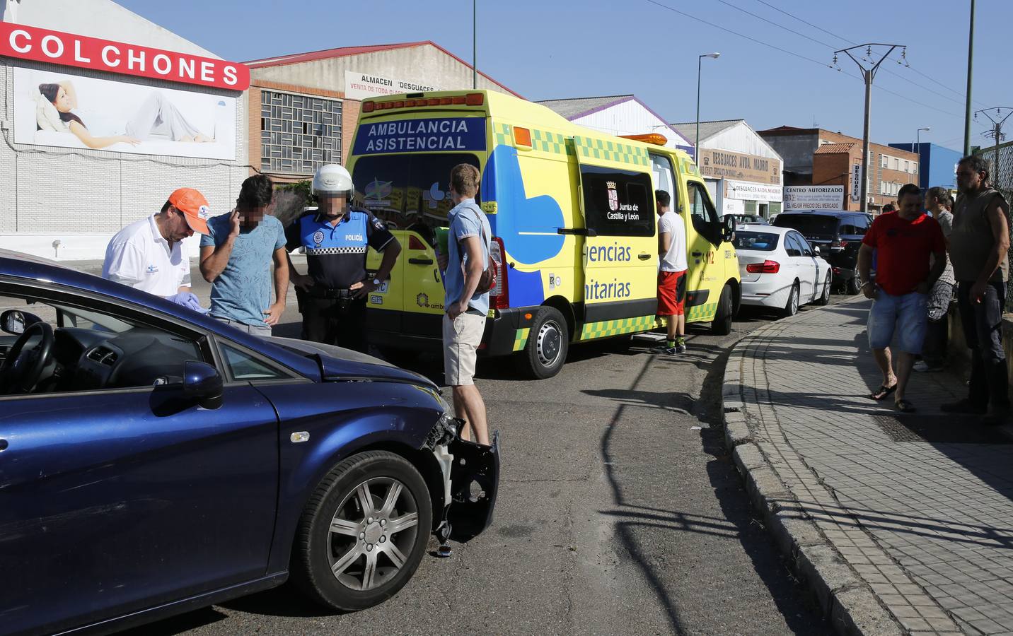 Aparatosa colisión en el polígono de Argales