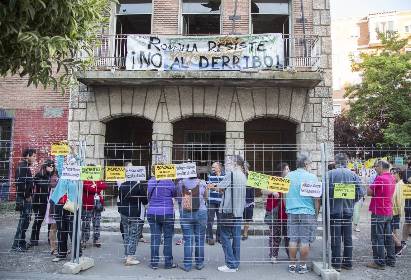 Los vecinos de Rondilla siguen concentrados en el colegio San Juan de la Cruz para impedir su derribo