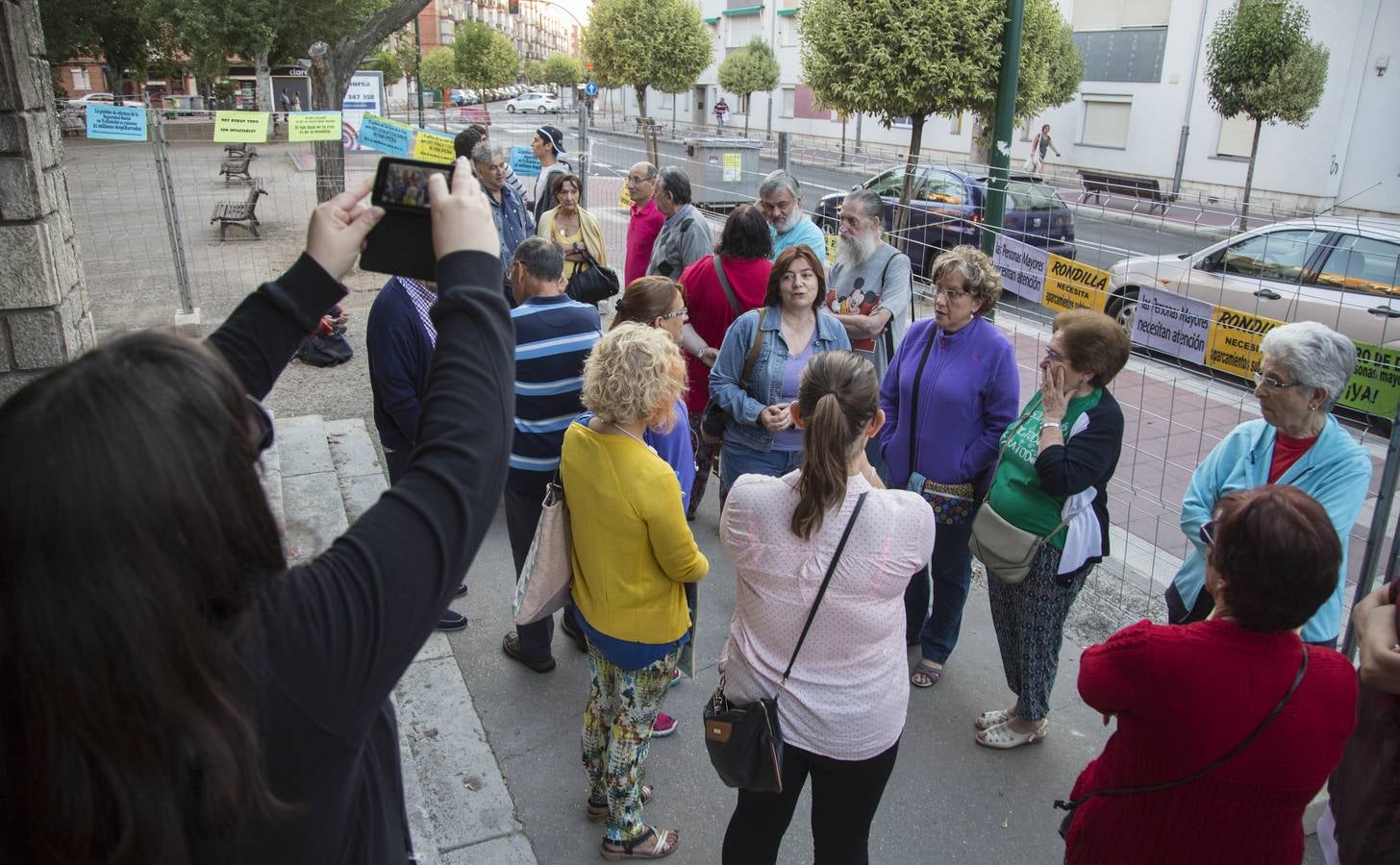 Los vecinos de Rondilla siguen concentrados en el colegio San Juan de la Cruz para impedir su derribo