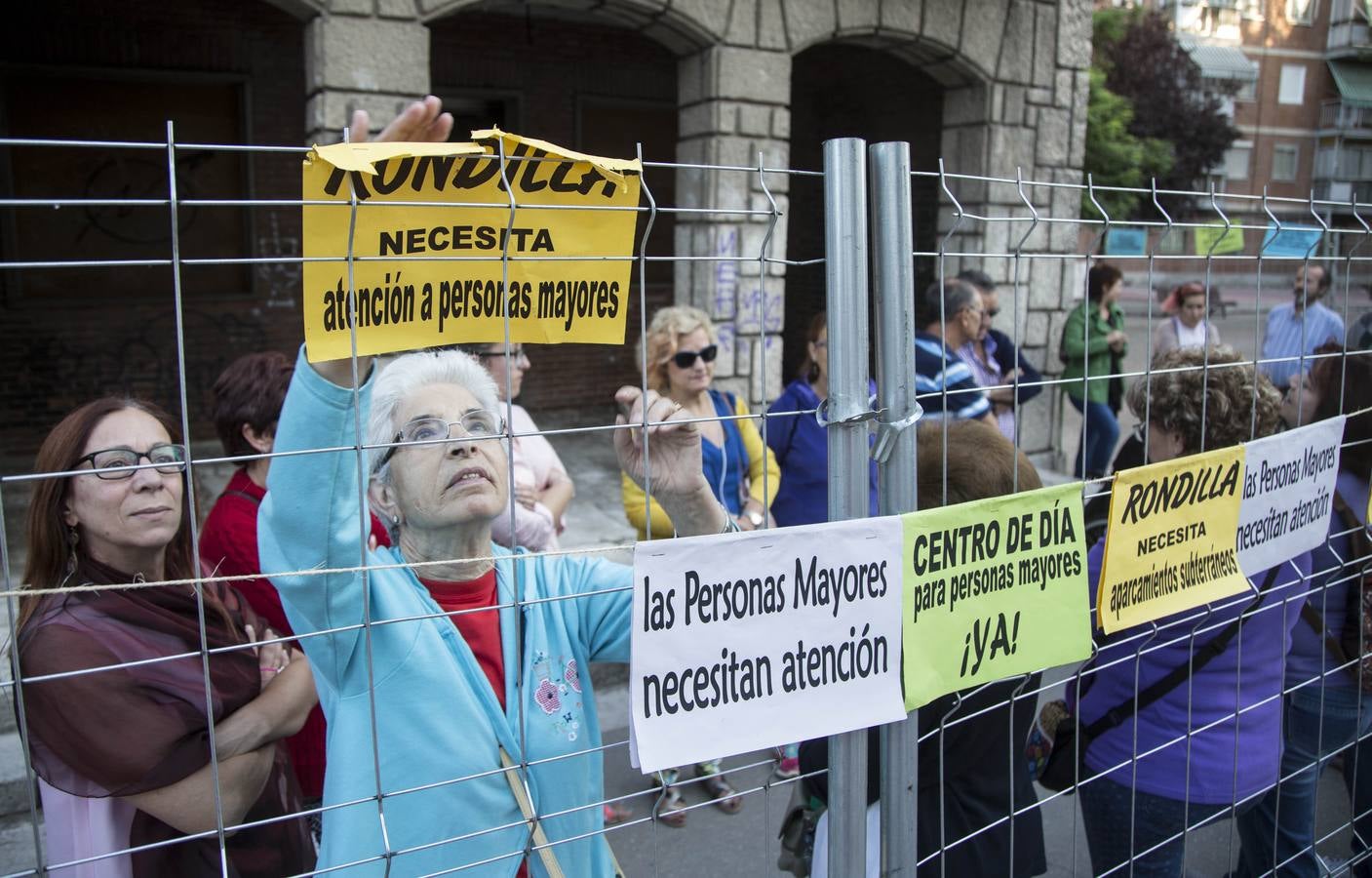 Los vecinos de Rondilla siguen concentrados en el colegio San Juan de la Cruz para impedir su derribo
