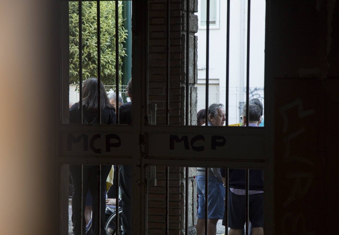 Los vecinos de Rondilla siguen concentrados en el colegio San Juan de la Cruz para impedir su derribo