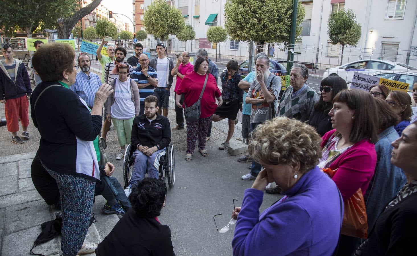 Los vecinos de Rondilla siguen concentrados en el colegio San Juan de la Cruz para impedir su derribo