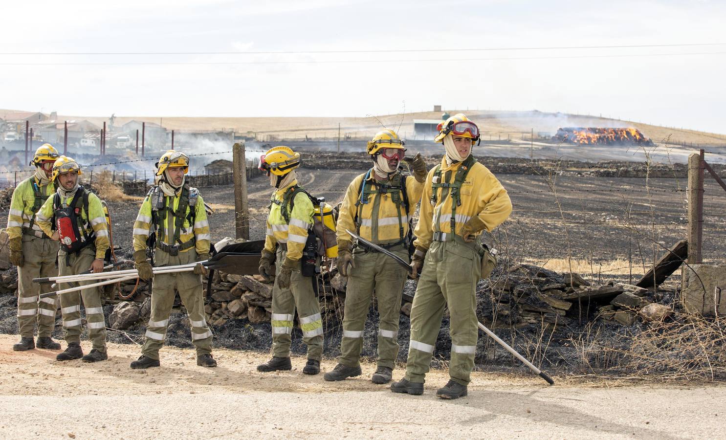 Un incendio declarado en la zona de Aldeagallega sorprende a los vecinos de Miranda de Azán y Aldeatejada (Salamanca)
