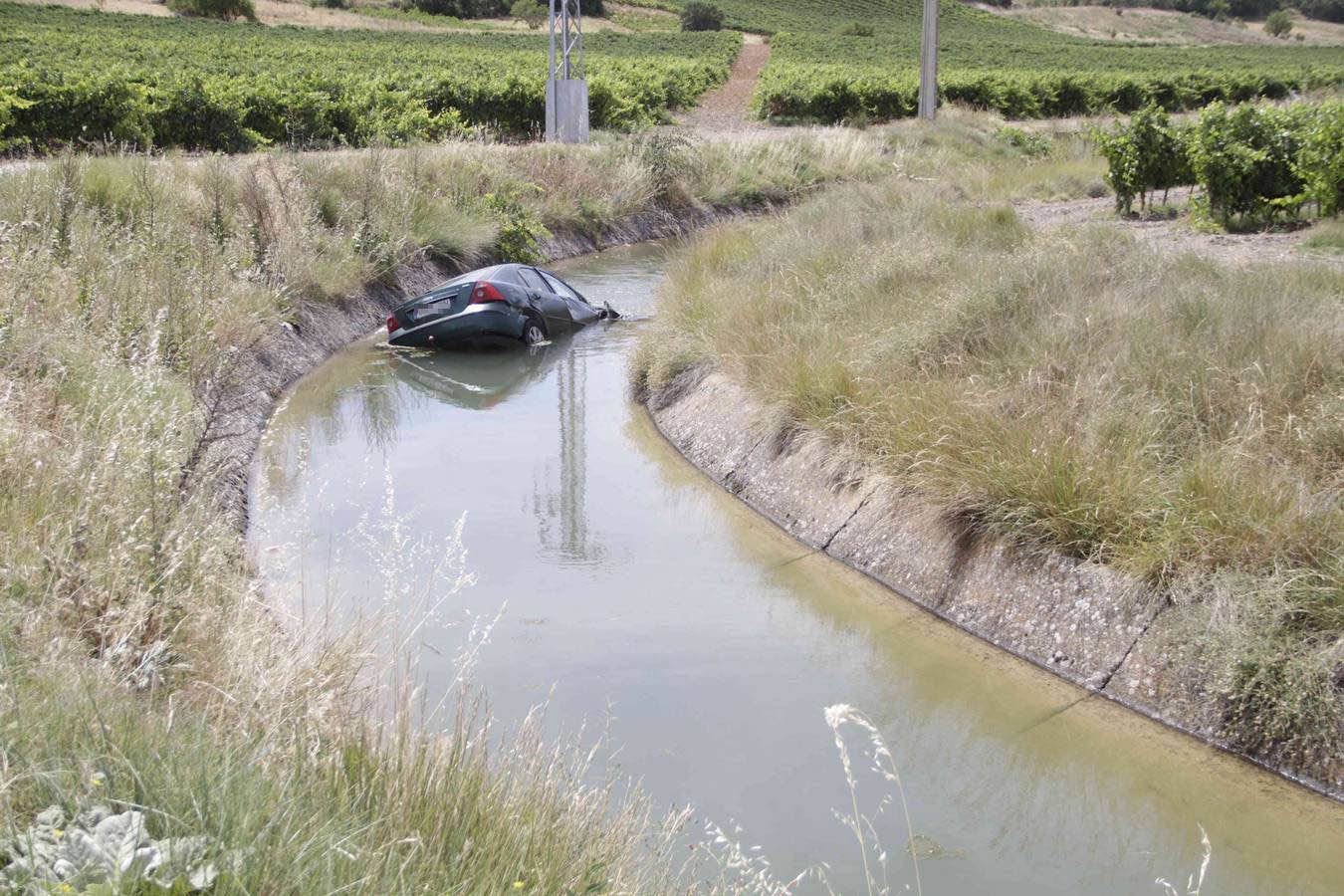 Un conductor resulta herido al caer con su coche al canal del Riaza