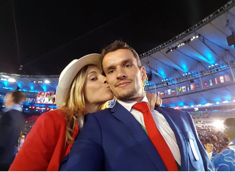 El matrimonio de judocas Sugoi Uriarte y Laura Gómez en un tierno gesto durante la inauguración de los juegos.