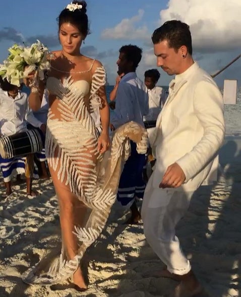 La modelo Isabeli Fontana se casa con un espectacular vestido transparente