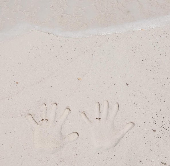 La modelo Isabeli Fontana se casa con un espectacular vestido transparente