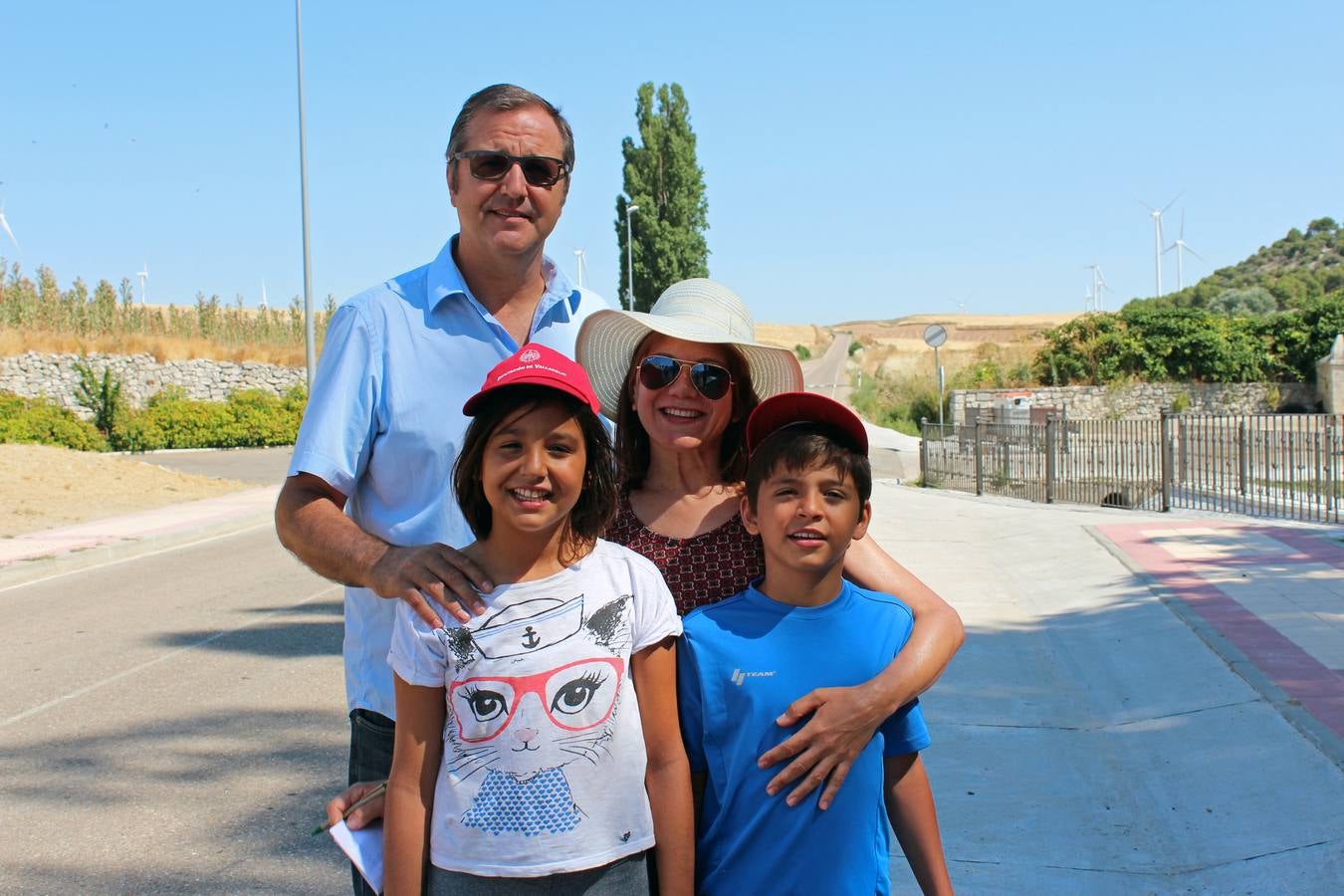 De izquierda a derecha, Juan Antonio, Marina, Ceiça y Lucas. Vecinos brasileños de San Pelayo.