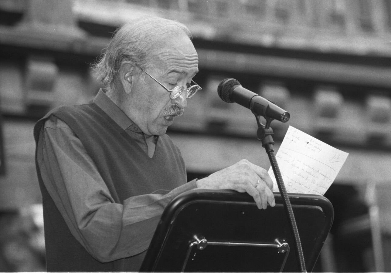 24.06.97 El actor presenta a Aurora Bautista durante el acto de entrega de la Medalla de Oro del Premio de Teatro Provincia de Valladolid.