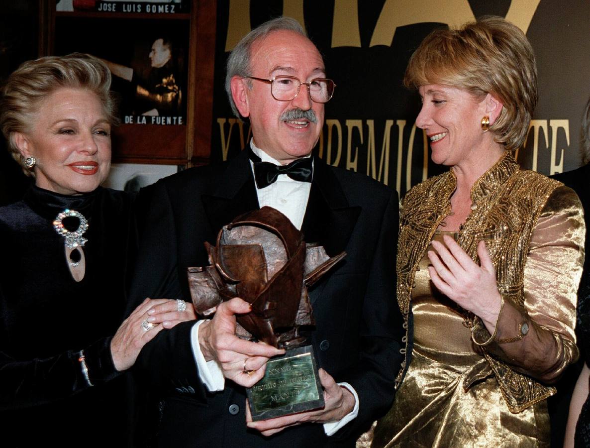 03.03.98 Lola Herrera, Juan Antonio Quintana y Esperanza Aguirre en la entrega del Premio Mayte de Teatro que recibió el director y actor vallisoletano.