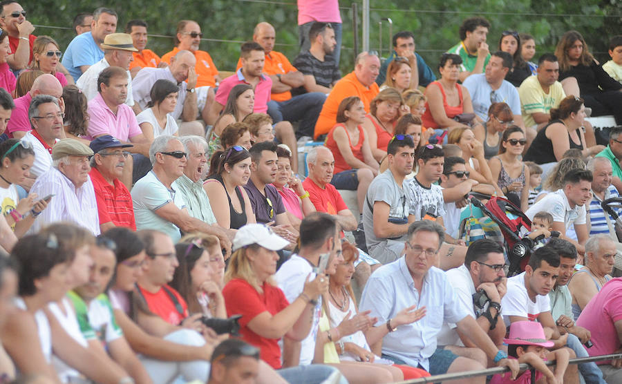 Concurso de recorte libre en Pollos