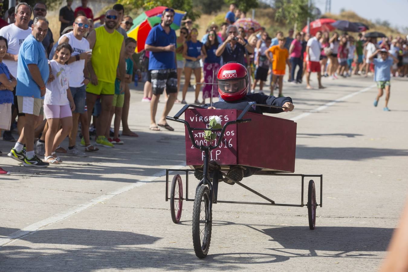 Carrera de autos locos en las fiestas de Viana de Cega