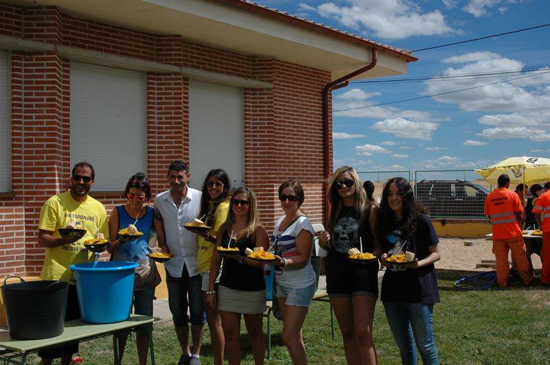 Ofrenda floral a la Virgen de la Esperanza, toros infantiles y paella en Gomecello