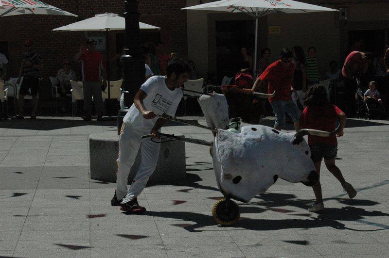 Ofrenda floral a la Virgen de la Esperanza, toros infantiles y paella en Gomecello