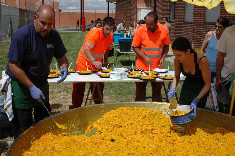 Ofrenda floral a la Virgen de la Esperanza, toros infantiles y paella en Gomecello