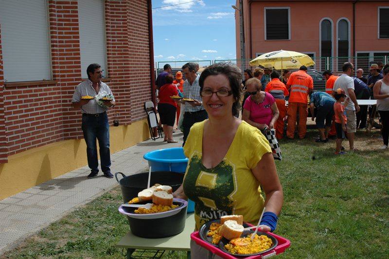 Ofrenda floral a la Virgen de la Esperanza, toros infantiles y paella en Gomecello