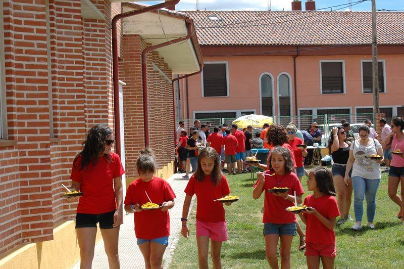 Ofrenda floral a la Virgen de la Esperanza, toros infantiles y paella en Gomecello