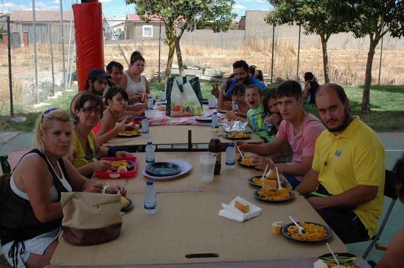 Ofrenda floral a la Virgen de la Esperanza, toros infantiles y paella en Gomecello