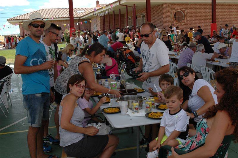 Ofrenda floral a la Virgen de la Esperanza, toros infantiles y paella en Gomecello