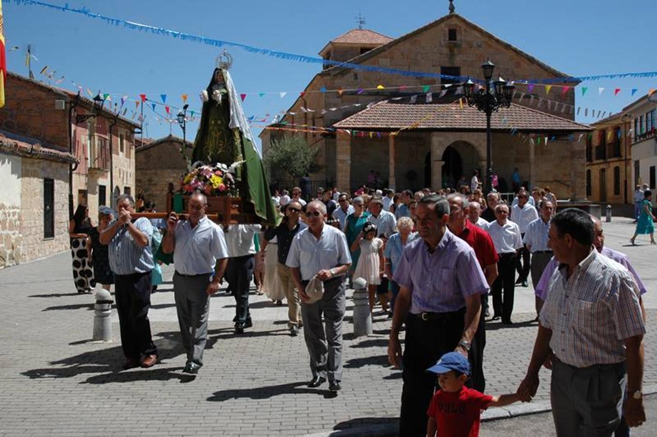 Procesión en honor a la Virgen de la Esperanza en las fiestas de Gomecello