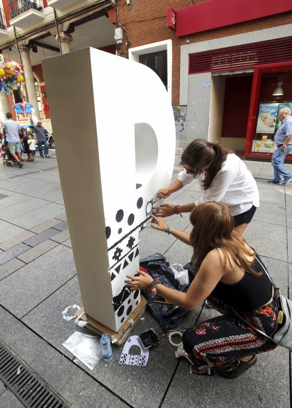 Doce grandes esculturas con forma de P recorren en la Calle Mayor de Palencia