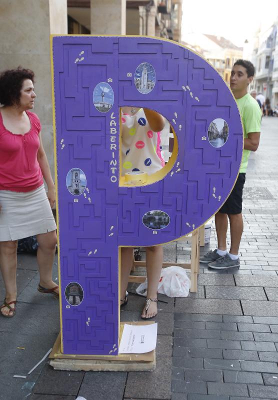 Doce grandes esculturas con forma de P recorren en la Calle Mayor de Palencia