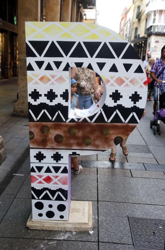 Doce grandes esculturas con forma de P recorren en la Calle Mayor de Palencia