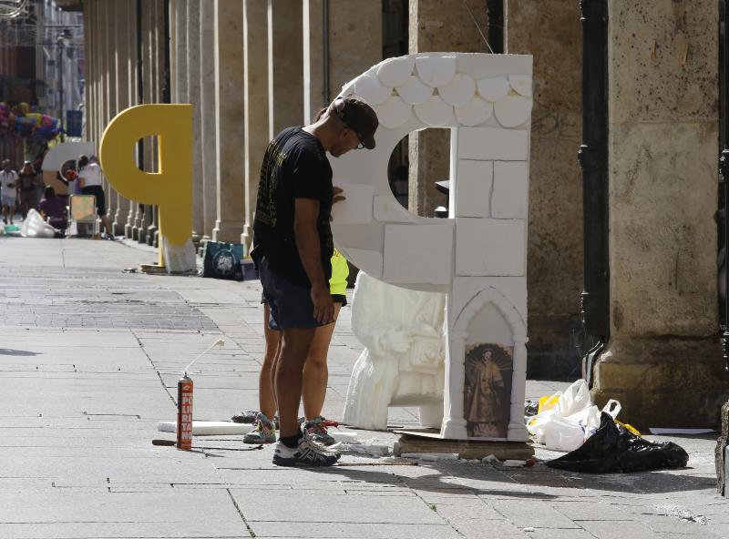 Doce grandes esculturas con forma de P recorren en la Calle Mayor de Palencia