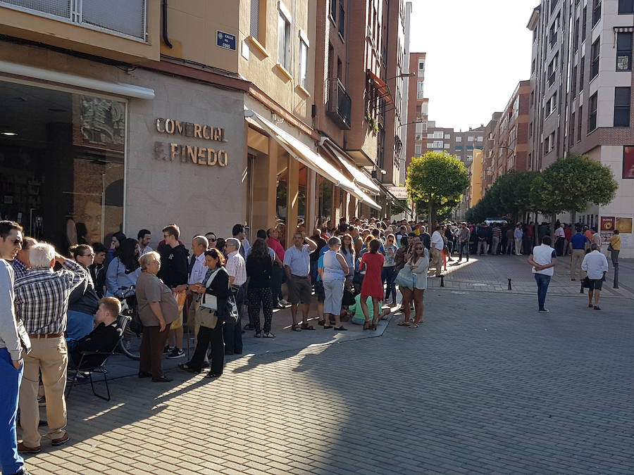 Cola en la venta de entradas para la Feria de Nuestra Señora de San Lorenzo 2016