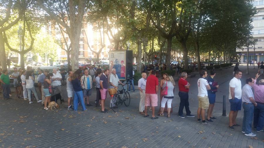 Cola en la venta de entradas para la Feria de Nuestra Señora de San Lorenzo 2016