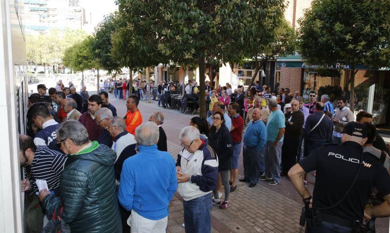 Cola en la venta de entradas para la Feria de Nuestra Señora de San Lorenzo 2016